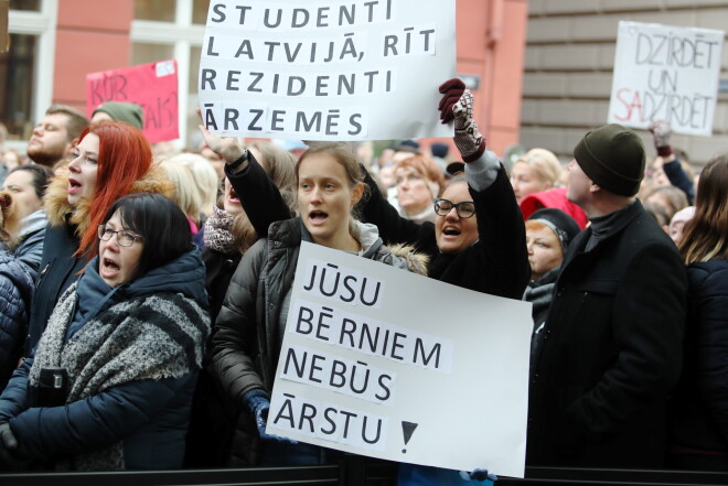 Latvijas veiksmes stāsts Covid-19 apkarošanā nav vis saistīts ar sakārtoto veselības sistēmu, bet gan ar sabiedrības apzinīgo iesaisti pandēmijas apkarošanā. Nauda veselības aprūpei Latvijā joprojām nepietiek.