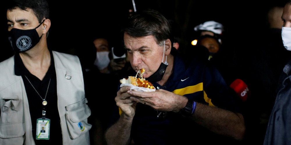 Vīrusa sagrautās Brazīlijas prezidents savas dīvainās uzvedības dēļ tiek nodēvēts par "slepkavu"