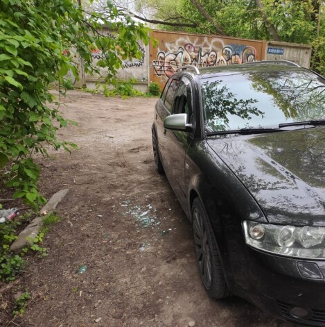 Cietusī ziņo, ka zādzība, spriežot pēc video reģistratora fiksētā, notikusi vien piecas minūtes pirms viņa atgriezusies pie automašīnas.