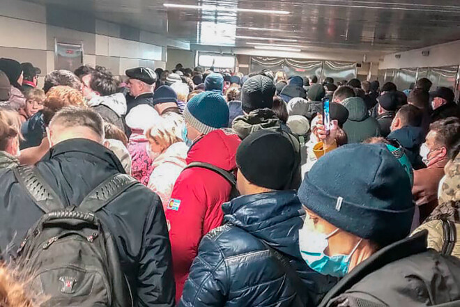 Situācija metro stacijā Maskavā 15. aprīlī. 