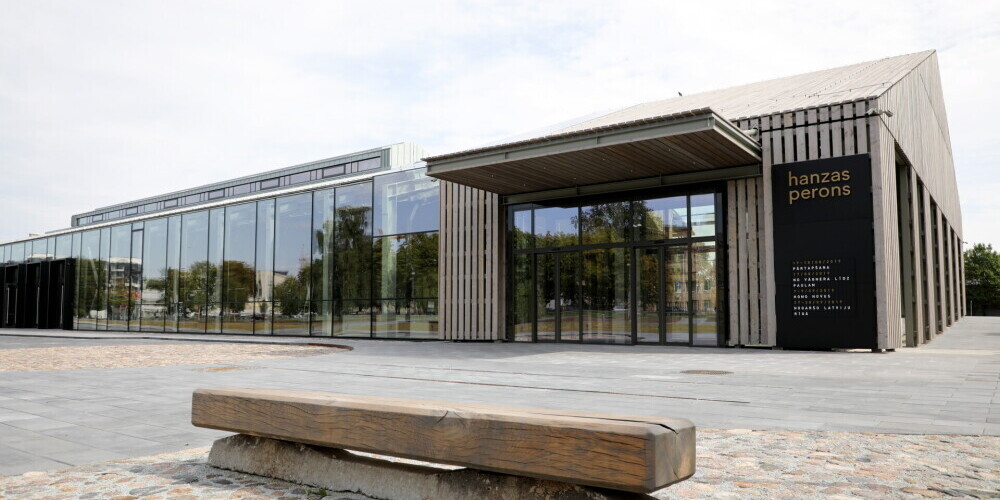 Kādreizējā Rīgas preču stacijas noliktavas ēka New Hanza teritorijā atdzimusi kā koncertzāle, platforma kultūrai, mākslai, mūzikai un citiem notikumiem. Apvienojot ēkas vairāk kā 100 gadu vēsturi ar mūsdienīgu pieeju ikdienas procesos, tapusi efektīva un funkcionāla telpa ērtai pasākumu rīkošanai un baudīšanai. Pēc rekonstrukcijas ēka saglabājusi savu vēsturisko veidolu, kļūstot par vēl vienu atsauci uz pilsētas straujo industriālo attīstību un savā jaunajā formā pārtapusi par nozīmīgu kultūras galamērķi Rīgā. Hanzas Perons ir vieta, kur mākslinieki var satikt savus klausītājus un skatītājus, radošie prāti realizēt savas ieceres, bet kultūras baudītāji atklāt jaunus talantus un satikt jau zināmus māksliniekus.