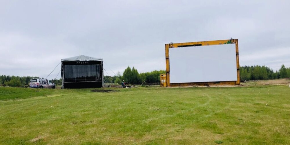Mārupē uzstādīts lielākais auto kino ekrāns Baltijā