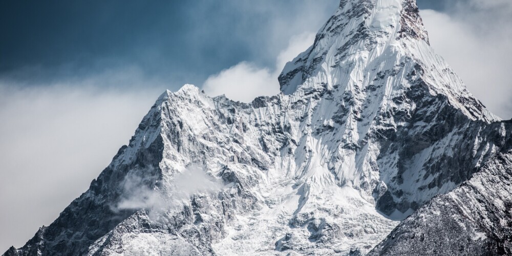 Ķīnas pētnieki uzkāpj Everestā, lai izmērītu tā augstumu