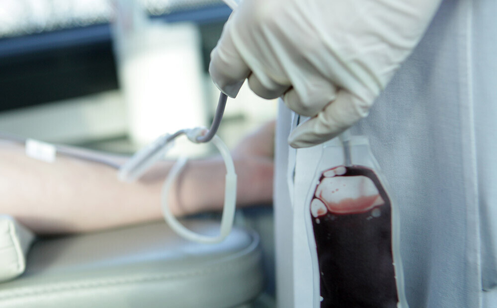 Valsts asinsdonoru centrs lūdz visu asinsgrupu donoru palīdzību