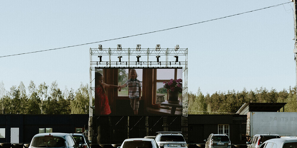 Jelgavā skatītāju atsaucību gūst brīvdabas auto kino seansi