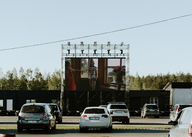 Jelgavā skatītāju atsaucību gūst brīvdabas auto kino seansi