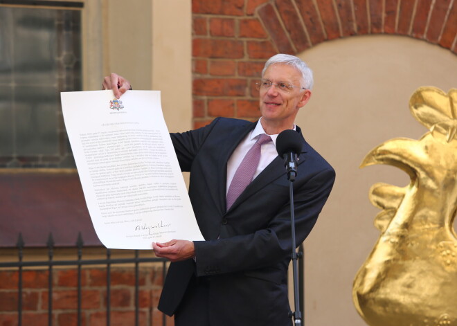 Ministru prezidentam Krišjānim Kariņam viens no pirmajiem apmeklētajiem publiskajiem pasākumiem, kur vienuviet pulcējas vairāki desmiti cilvēku, bijusi ceremonija pie Rīgas Svētā Jēkaba katedrāles, kuras ietvaros tornī uzcelts restaurētais gailis un kapsulā ievietots vēstījums nākamajām paaudzēm.