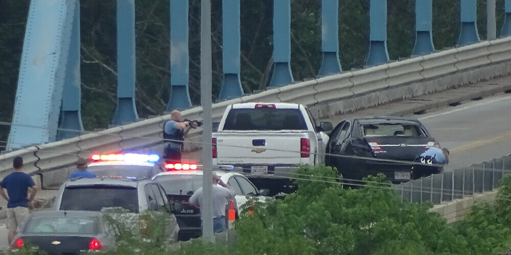 ASV karavīrs ar auto uz tilta notriec šāvēju un izglābj daudzu cilvēku dzīvības