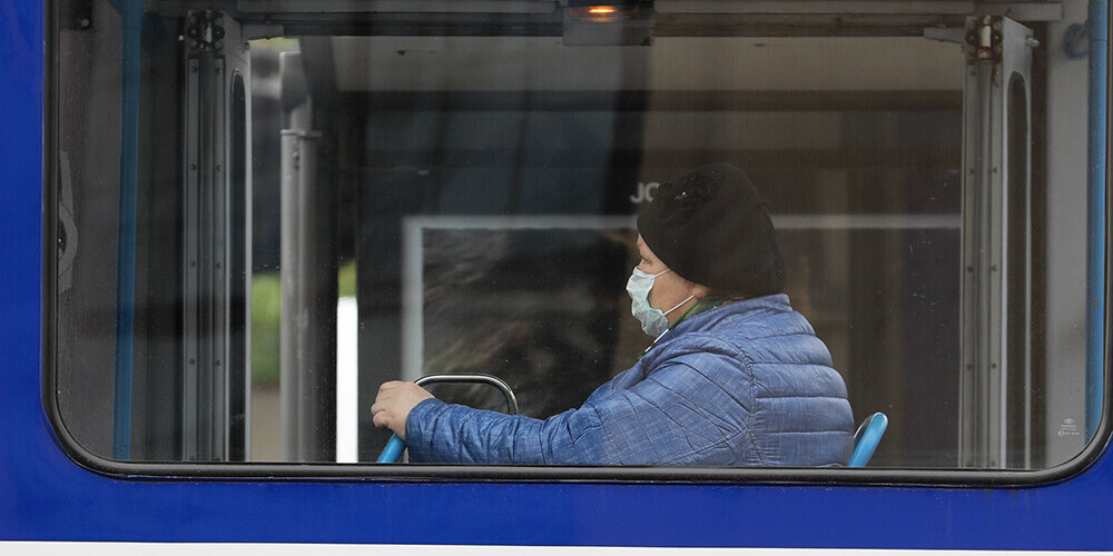 "Rīgas satiksmes" kontrolieri novērojuši, ka arvien vairāk pasažieru lieto mutes un deguna aizsegus