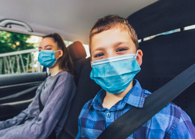 Kā piespiest bērnu vilkt sejas masku?