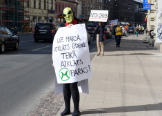 Brīvības ielas posmā no bijušā velotreka teritorijas Brīvības gatvē 207 līdz Brīvības piemineklim notiek piketi, kuros protestē pret Valsts drošības dienesta ēkas būvniecību bijušā velotreka "Marss" teritorijā.
