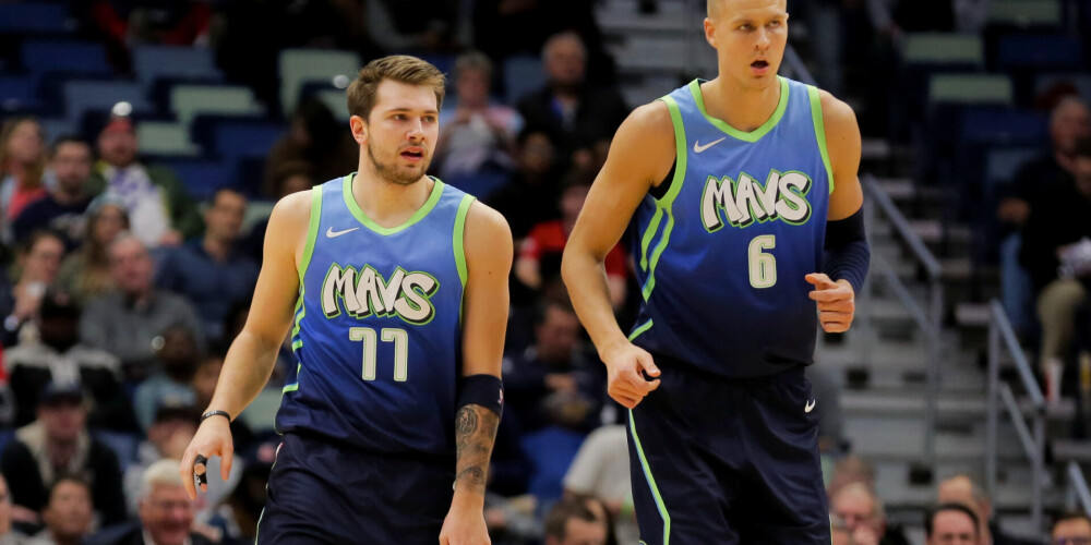 Kristaps Porziņģis (pa labi) un Luka Dončičs Covid-19 ierobežojumu laikā ar privāto lidmašīnu no ASV atgriezās savās dzimtenēs.