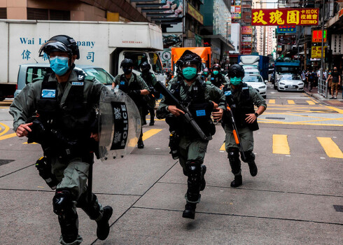 Policisti Honkongā dzenas pakaļ protestētājiem.