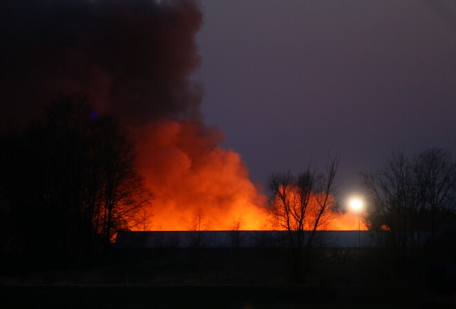 Valkas iedzīvotāji mēļo, ka pēc gadu ilgas “miera guļas” pilsētā atkal pamodies piromāns, kurš iemīļojis nakts stundās svilināt pamestas ēkas.