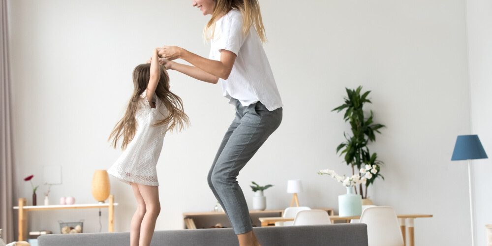 Ko darīt, ja jāpaliek mājās kopā ar bērnu? 10 veidi, kā jēgpilni pavadīt laiku ar bērnu!
