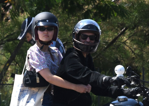 Lilija-Rouza Depa savu 21. dzimšanas dienu atzīmē, kopā ar patēvu Parīzē vizinoties ar motociklu