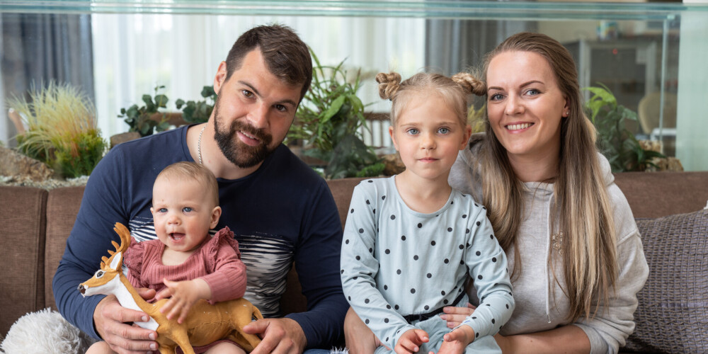 Daugaviņu ģimene – visa kopā. „Es jau sievai esmu teicis: lai arī cik viņai vienai bijis grūti, toties viņai bijusi tā laime būt klāt visos bērnu foršajos brīžos. Es, piemēram, tā arī neredzēju, kā Amanda iemācījās spert pirmos soļus. Vēl tagad atceros: kad pēc pusgada atbraucu mājās, meita vispār uz mani virsū neskatījās, grieza galvu sānis. Bet šis gads bija pavisam citāds – redzēju, kā Adele iemācās staigāt, kā Amanda ar riteni iemācījās braukt,” gandarīts ir Kaspars Daugaviņš.