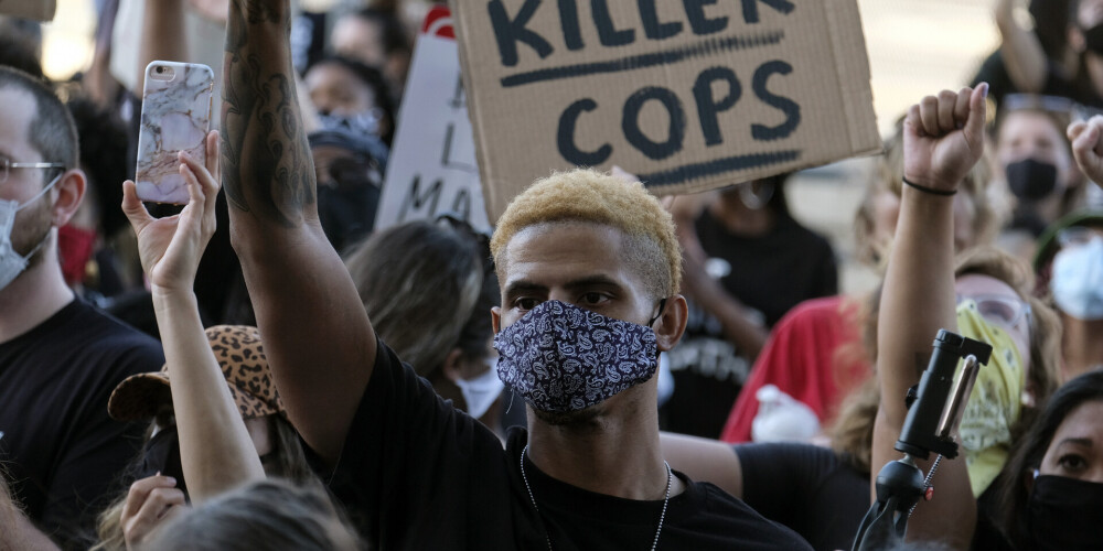Saasināta situācija ASV: protestējot pret policijas aizturēta afroamerikāņa nāvi, laupa veikalus, dedzina ēkas