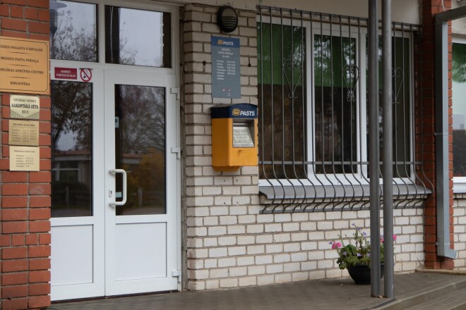 Katru gadu “Latvijas Pasts” slēdz aizvien jaunas “nerentablas” pasta nodaļas. Arī šogad tādas slēgtas jeb “apvienotas” Liepājā, Talsos un Daugavpilī.