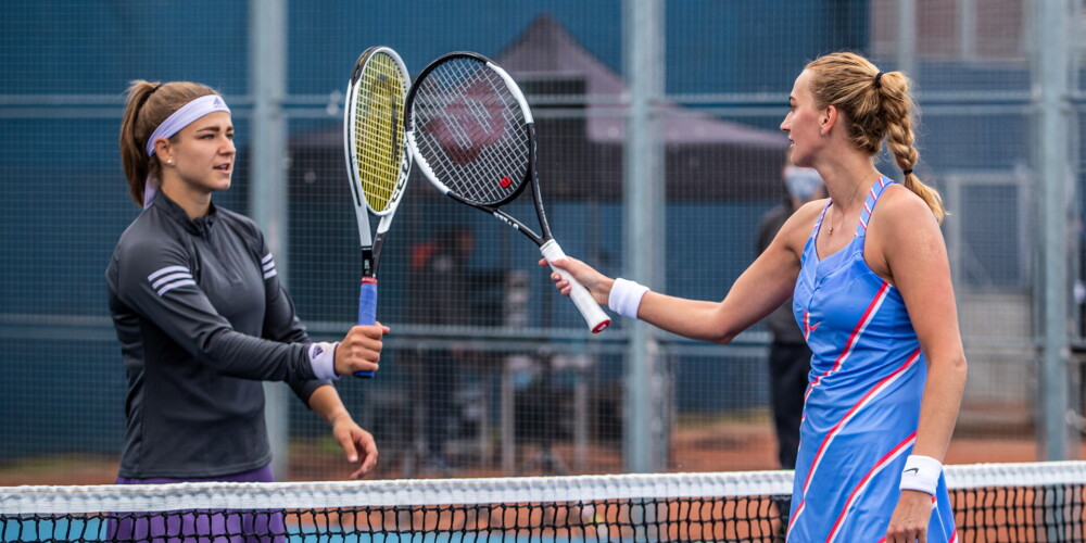 FOTO: aizsargmaskas, cimdi, nekādas rokošanās - Petra Kvitova uzvarējusi pavisam dīvainā tenisa turnīrā