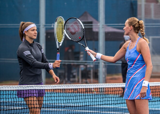 FOTO: aizsargmaskas, cimdi, nekādas rokošanās - Petra Kvitova uzvarējusi pavisam dīvainā tenisa turnīrā