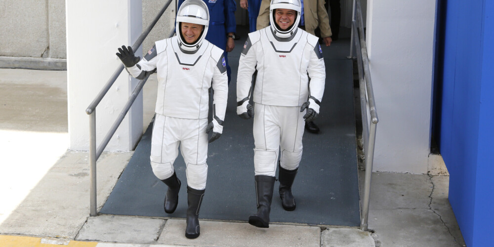 Cilvēki smīn par "SpaceX" astronautu savādajiem zābakiem. Iemesls, kāpēc tie uzvilkti, ir amizants