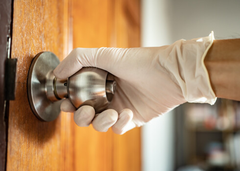Regulāri dezinficē gan virtuves, guļamistabas un tualetes durvju rokturus!