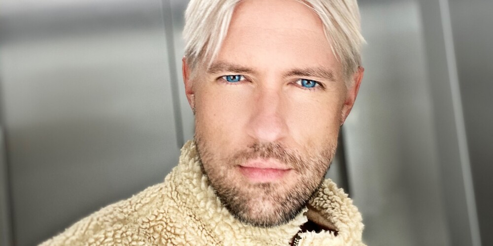 Dziedātājs Markus Riva koronavīrusa pandēmijas laikā ticis pie jaunas frizūras: „Karantīnas laikā nolēmu pamainīt savu tēlu. Ņemot vērā, ka varēju neiet pie friziera, man bija iespēja izaudzēt matus un tikt pie jaunas frizūras.”