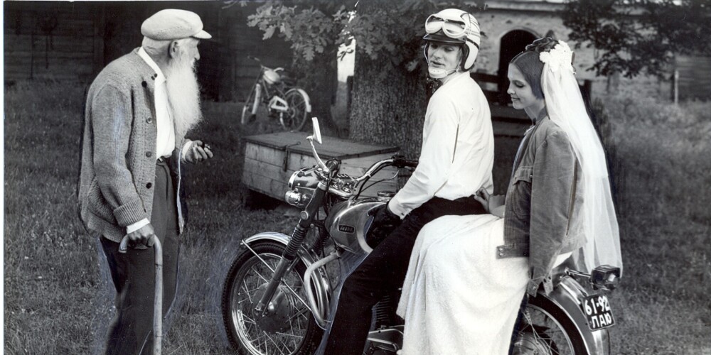 Kino klasika "Motociklu vasara" piedzīvos renesansi: Ineses lomai izvēlējās skolnieci, Gaudiņš mācījās braukt ar moci