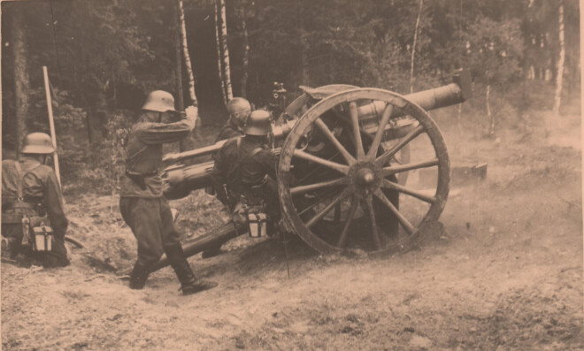 Zemgales artilērijas pulka karavīri šauj ar britu 18 mārciņu lielgabalu. 1939.-1940. gads.