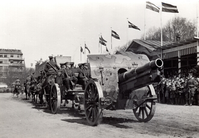 Smagās artilerijas pulka haubices parādē Esplanādes laukumā. Rīga, 1935. gada 15. maijs.