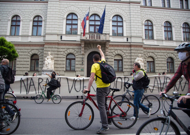 Tūkstošiem riteņbraucēju piektdienas vakarā bloķējuši Slovēnijas galvaspilsētas Ļubļanas centru, protestējot pret centriski labējo valdību, kuru viņi apsūdz koronavīrusa krīzes izmantošanā, lai palielinātu policijas pilnvaras un kontroli pār medijiem.