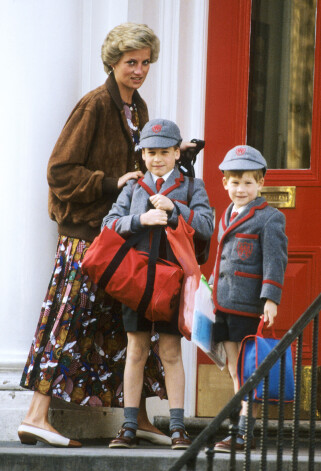 Принцесса Диана с сыновьями в 1990 году