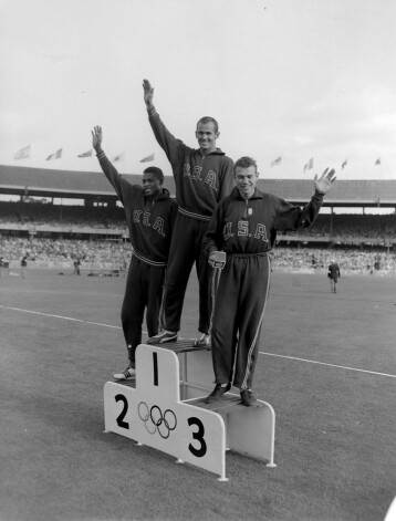 Uz Melburnas olimpisko spēļu (1956) goda pjedestāla 200 metru sprintā - tikai ASV sportisti. 1. - Bobijs Morovs, 2. - Endrū Stenfīlds, 3. - Valters Beikers.