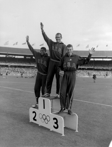 Uz Melburnas olimpisko spēļu (1956) goda pjedestāla 200 metru sprintā - tikai ASV sportisti. 1. - Bobijs Morovs, 2. - Endrū Stenfīlds, 3. - Valters Beikers.