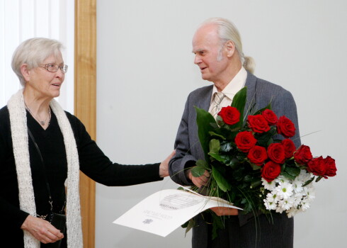 Olimpiskā čempione šķēpmešanā Inese Jaunzeme sveic olimpisko spēļu medaļnieku, pasaules rekordistu, vairākkārtēju Eiropas čempionu šķēpmetēju Jāni Lūsi, saņemot Ministru kabineta balvu 2009. gadā.