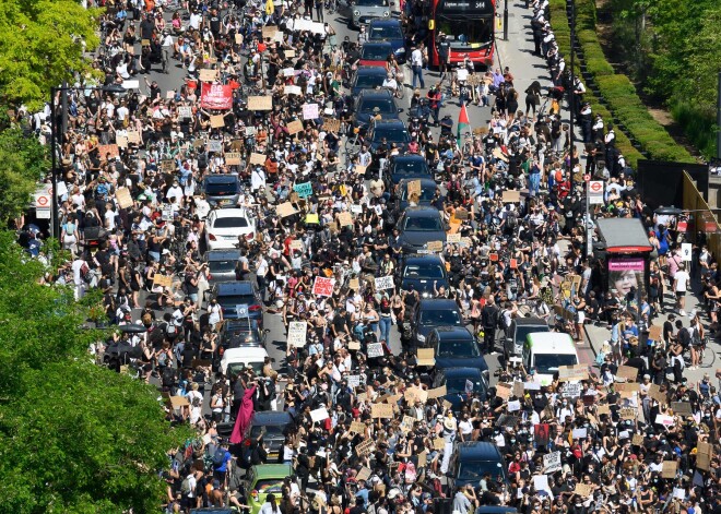 Bažās par infekcijas izplatīšanos ASV protestu dalībniekus aicina veikt Covid-19 testus