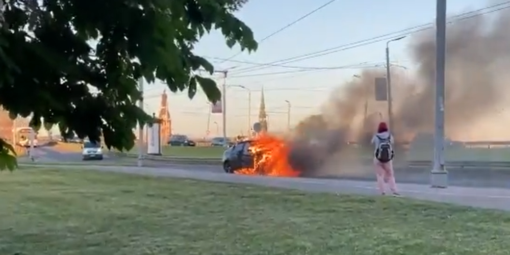 VIDEO: Ķīpsalā uz ielas īsā laika posmā nodeg BMW markas spēkrats