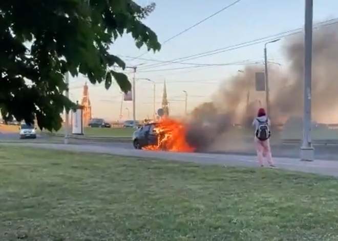 VIDEO: Ķīpsalā uz ielas īsā laika posmā nodeg BMW markas spēkrats