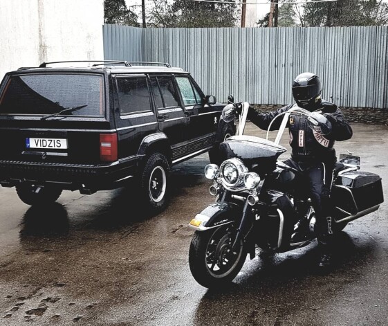 Raivja autoparkā ir gan motocikls, gan 1992. gada izlaiduma Jeep Cherokee. „Šis auto man ir ļoti mīļš, nemainīšu pret citu. Esmu tajā daudz ieguldījis, īsts tanks. Man patīk šis stils! Protams, ka izbraucu arī ar mocīti. Bet tagad, kopš manā dzīvē ir ienācis dēls, ir pavisam citas prioritātes – vairāk uzmanības pievēršu viņam, nevis saviem hobijiem,” atzīst Vidzis.