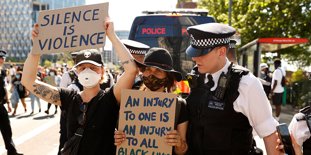 Lielbritānijā protestu laikā pret rasismu ASV aizturēti 23 cilvēki