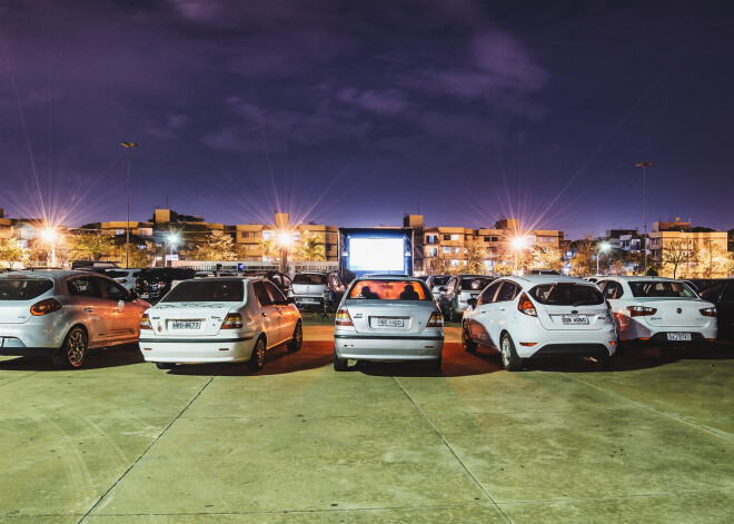 «Drive-in» skatītāja pieredze jeb kā es braucu pandēmijas kino lūkoties