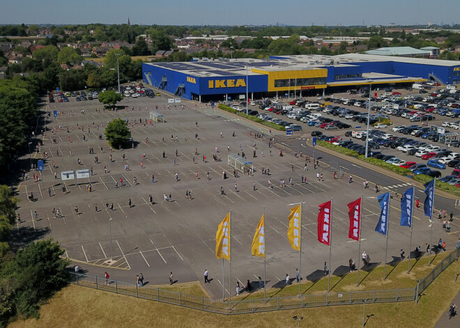 Kā skudras uz pūzni: briti 3 stundas karst saulē, lai atkal varētu iepirkties "IKEA"