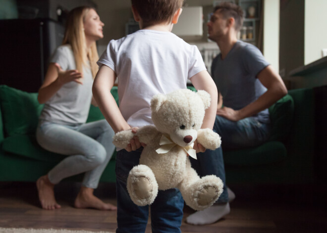 Vai, dzīvojot civillaulībā, mātei ir lielākas tiesības uz bērnu nekā tēvam?