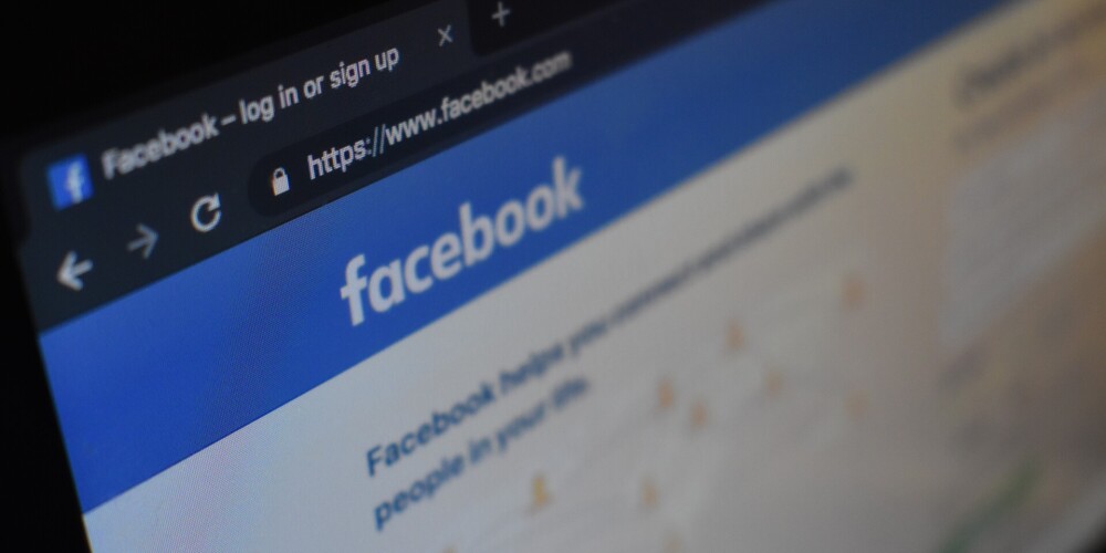 Tiesībsargājošās iestādes pievērsušas uzmanību kāda vīrieša ierakstiem "Facebook", kuros viņš rosina nošaut amatpersonas