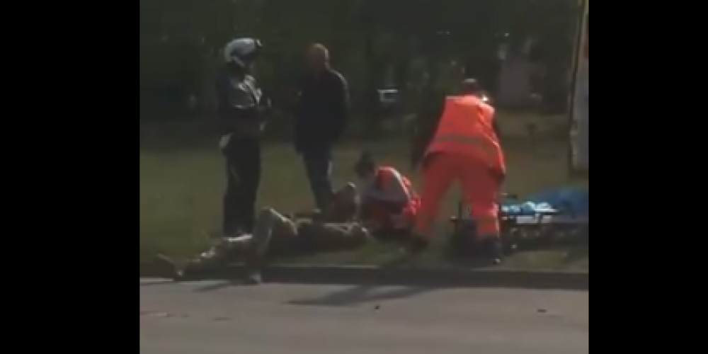 VIDEO: motociklists uzbraucis vīrietim, kurš skrējis pāri ielai