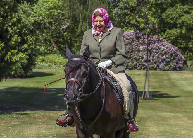 Neskatoties uz cienījamo vecumu, Elizabete II (94) dodas zirga izjādē