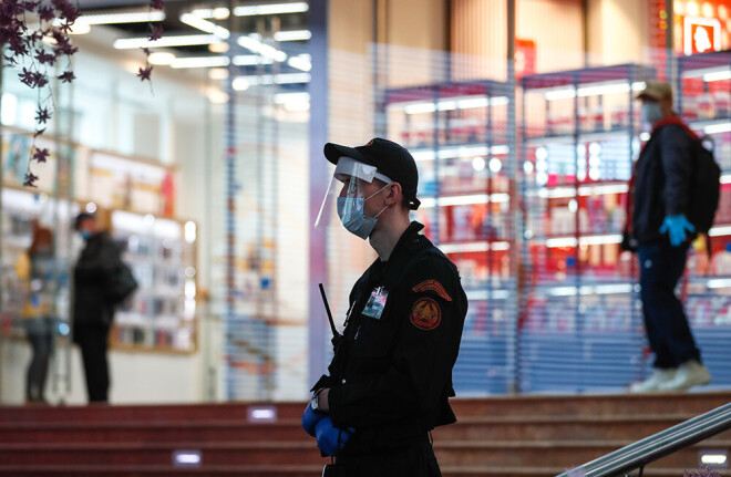 Tirdzniecības centra "Evropeiskij" apsargs Maskavā.