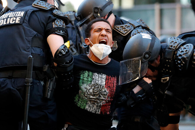 Policisti Vašingtonā aiztur agresīvu protestētāju.