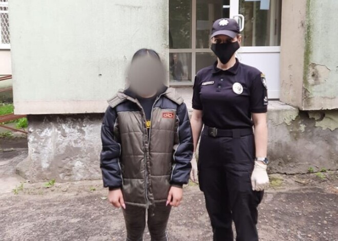 Мать посадила 14-летнюю дочь на цепь, чтобы она «не уходила из дома»